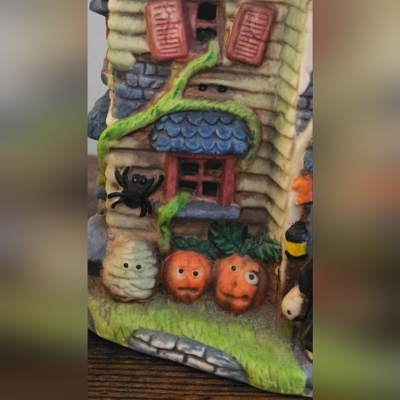 Light-Up Haunted House Halloween Decor - Picture 11 of 12